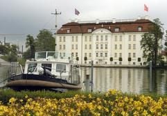 Ein Boot liegt am Donnerstag (27.05.2004) vor Schloss Köpenick in Berlin vor Anker. Nach zehnjähriger Generalsanierung ist Schloss Köpenick von Freitag (28.05.2004) an mit einer prunkvollen Sammlung wieder als Kunstgewerbemuseum geöffnet. Als Dependance des Stammhauses am Kulturforum im Tiergarten präsentiert sich der Schlossbau aus dem 17. Jahrhundert jetzt als ein "neues Gesamtkunstwerk" mit Kunstschätzen aus Renaissance, Barock und Rokoko. (Foto: dpa)