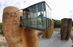 Ein Mann blickt von einer Aussichtsplattform der Biotürme von Lauchhammer auf das Gelände der ehemaligen Großkokserei Lauchhammer. Mit der Eröffnung zweier Aussichtsplattformen auf den 22 Meter hohen Biotürmen der ehemaligen Großkokerei Lauchhammer erhält die Lausitz ein spektakuläres Industriedenkmal. Besucher können künftig von zwei Glaskuppeln aus das einstige Industriegebiet und heutige Naturrefugium «Grüne Mitte Lauchhammer» überblicken. Die Backsteintürme sind seit 2000 Teil der Internationalen Bauaustellung (IBA) Fürst-Pückler-Land. Thema der Bauausstellung im Süden Brandenburgs sind die ehemaligen Braunkohletagebaugebiete und deren Umgestaltung zu neün Lebensräumen. Die Biotürme wurden Ende der 50er Jahren des vergangenen Jahrhunderts als natuerliche Kläranlage fuer die bei der Koksherstellung im Braunkohletagebau Lauchhammer entstandenen Industrieabwässer gebaut. Das Ensemble besteht aus sechs Gruppen von jeweils vier Türmen. Jede der Turmgruppen ist 22 Meter hoch. (Foto: ddp)