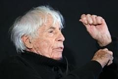 Der Sänger und Schauspieler Johannes Heesters spricht am Montag (13.11.2006) in Berlin während einer Pressekonferenz zum Bildband «Ein Mensch und ein Jahrhundert».