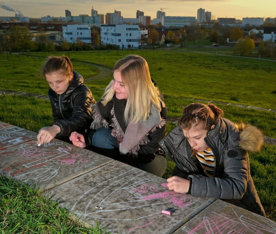 Einfach mal raus und was gemeinsam machen: Lena Kramer (Mitte) mit ihren „Patenkindern“ Laila (links) und Virginie (rechts).
