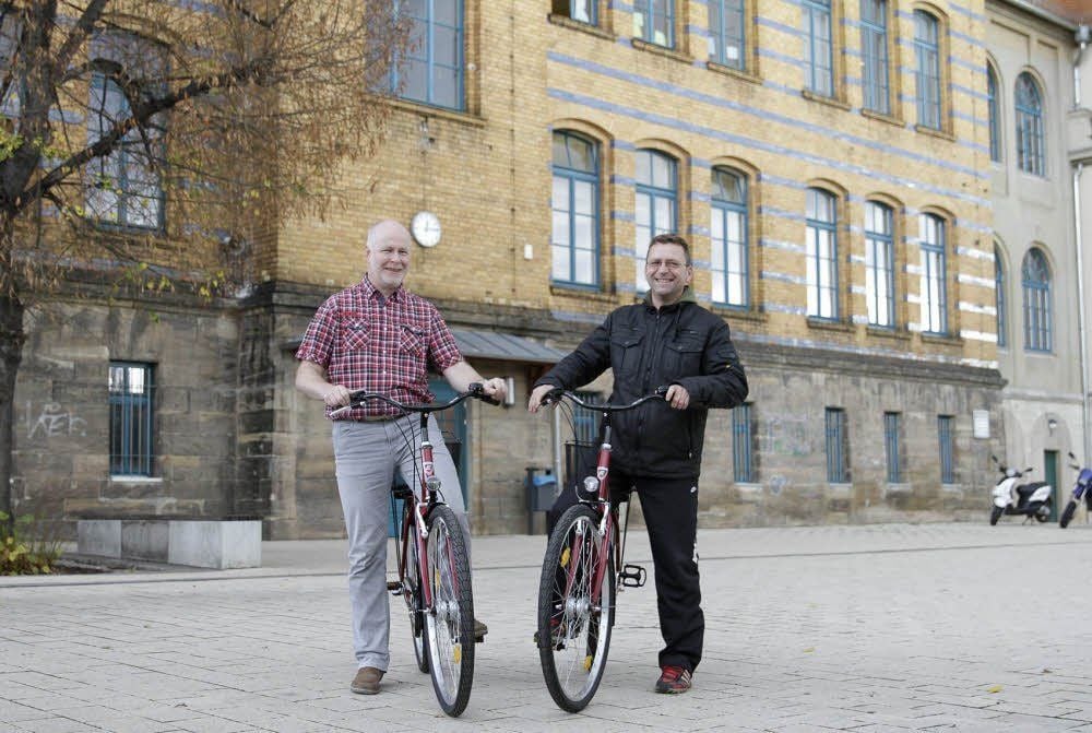Volker Zeidler (l.) und Frank Menzel gehören zu den ersten, die die neuen Dienstfahrräder nutzen.