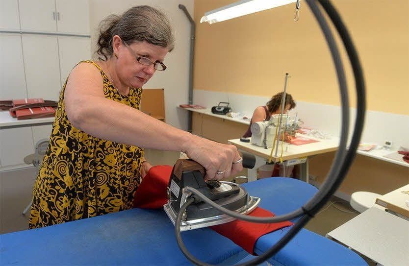 Für Thea Doberstein ist die Anstellung bei Richters eine neue Chance. Im Hintergrund arbeitet Inka Winkler aus Sandersleben an der Nähmaschine.