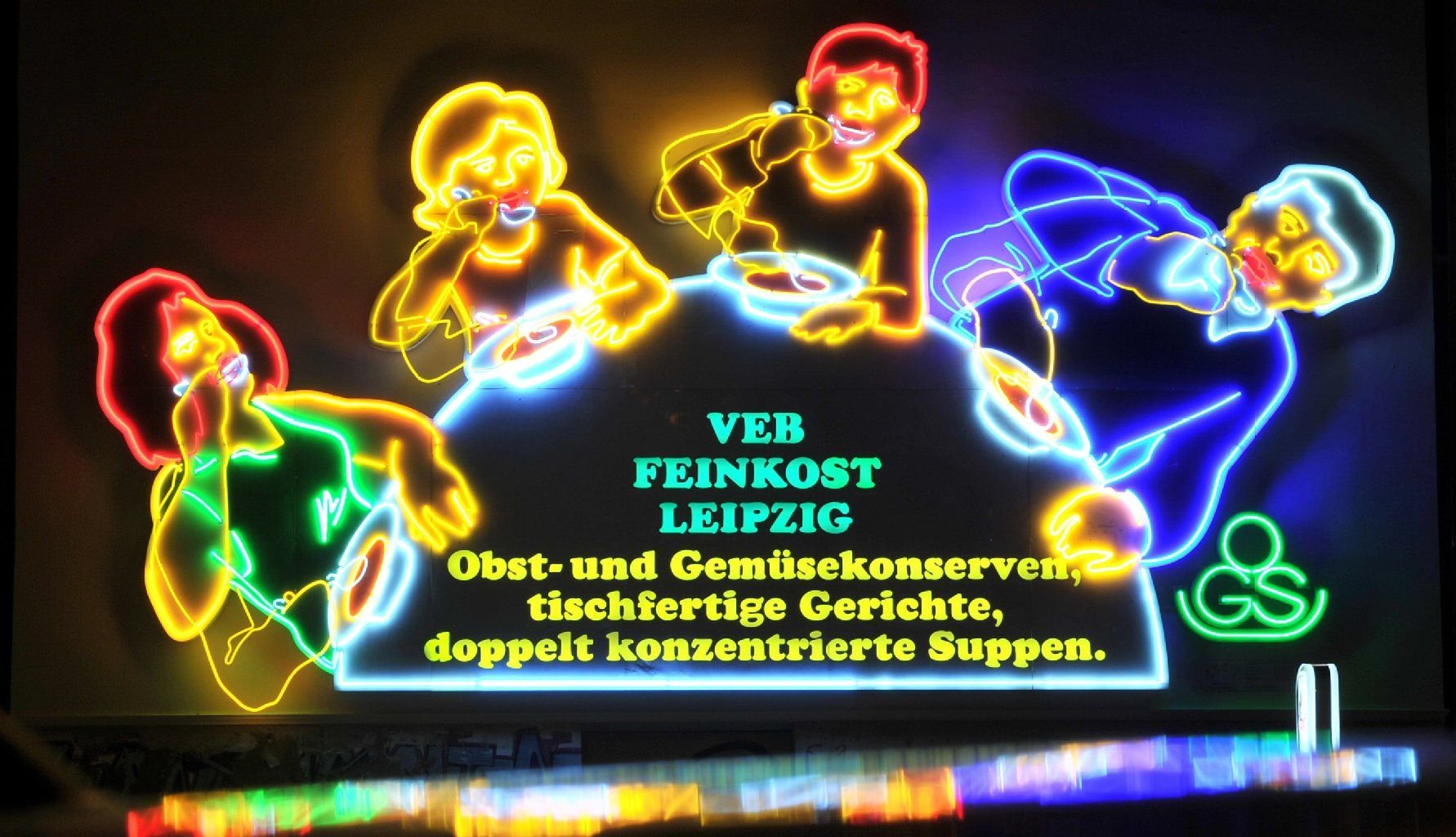 Nach ihrer Erneuerung leuchtet die denkmalgeschütze Löffelfamilie am 09.10.2011 wieder von einer Giebelwand in der Südvorstadt in Leipzig (Sachsen).