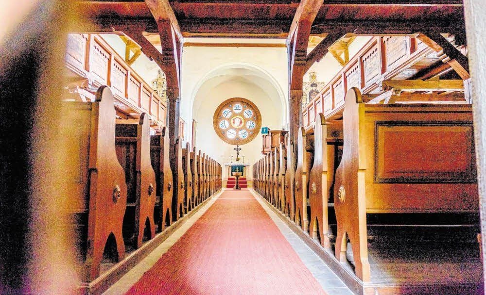 Die Dorfkirche von Dabrun wurde 1897 gebaut. Sie gehört im Kunststil zur Neoromanik. Über dem Altar ist ein prächtiges rundes Buntglasfenster zu sehen. Links im Altarraum fand das Cranach’sche Tafelbild „Die Kreuztragung“ einen sicheren Platz.