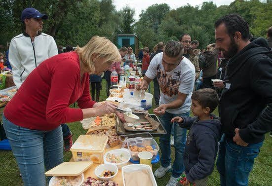 Gundula Mühlberg servierte den Kindern Eiscreme.