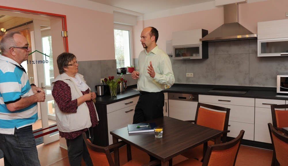 Vermieter Ronny Wagner (r.) stellt beim „Tag der offenen Tür“ Brigitte und Dieter Bergner eine der beiden Gemeinschaftsküchen vor.