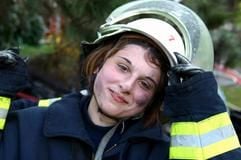 Verdienter Feierabend: Frauen sind bei der Feuerwehr noch immer in der Minderheit. (Foto: dpa)