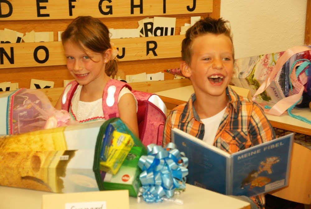 Lennard Kleyer und Lina Hirsch haben gut lachen. Sie erhielten in Kayna ihre zuckertüte und gehen heute zum ersten Mal in die Schule.