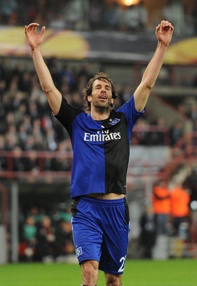 Der Hamburger Ruud van Nistelrooy jubelt nach dem Treffer zum 2:1 für Hamburg im Maurice-Dufrasne-Stadion in Lüttich. (FOTO: DPA)