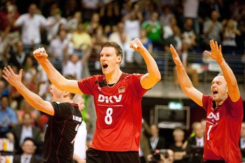 Markus Steuerwald, Marcus Böhme und Marcus Popp jubeln nach ihrem Sieg gegen Kuba in der Max-Schmeling-Halle in Berlin. (FOTO: DPA)