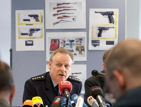 Hans Maaßen, Leitender Polizeidirektor des Polizeipräsidiums Westpfalz, sitzt vor Fotos mit sichergestellten Waffen zum Tathergang in Weilerbach. (FOTO: DPA)