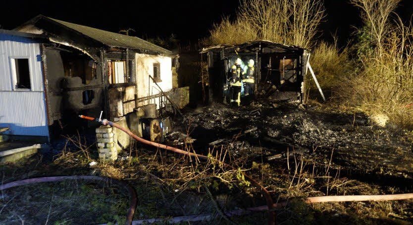 Zwei Gartenlauben sind am Samstag in Flammen aufgegangen.