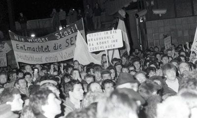 Nach einer friedlichen Demonstration vor der Stasizentrale in der Berliner Normannen-/Ruschestraße, zu der das Neue Forum aufgerufen hatte, stürmen Tausende das Gebäude des DDR-Ministeriums für Staatssicherheit (Archivfoto vom 15.01.1990). (FOTO: DPA)