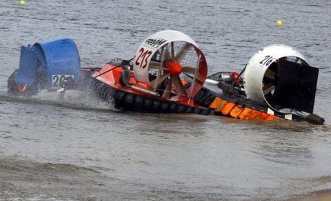 An dem Unfall an der Bleilochtalsperre seien drei Luftkissenboote beteiligt gewesen, teilten Veranstalter und Polizei am Abend mit. (FOTO: DPA)