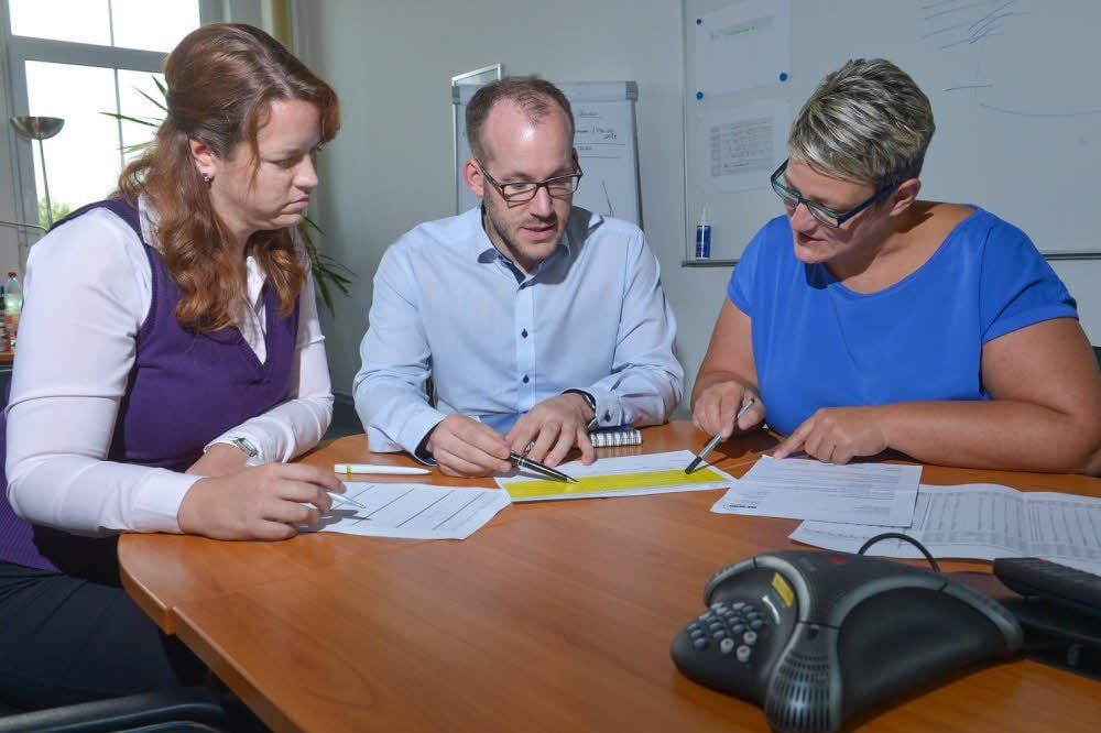 Besprechung mit der Chefetage: Nadine Schmid berät sich mit Personalleiterin Simone Waschke und Werkleiter Timo Greiffendorf.