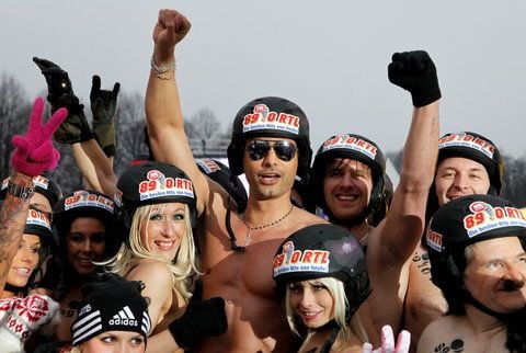 Das schwedische Topmodel Marcus Schenkenberg (Mitte) reckt am Samstag zwischen anderen Teilnehmer beim internationalen Nacktrodeln in Braunlage die Faust in die Luft. (FOTO: DAPD)