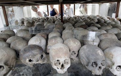Schädel von Opfern der Roten Khmer in der kambodschanischen Hauptstadt Phnom Penh (FOTO: DPA)