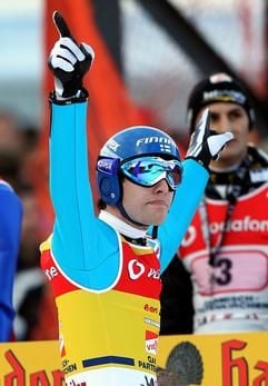 Der finnische Skispringer Janne Ahonen jubelt am Samstag (01.01.2005) beim Neujahrsspringen der 53. Internationalen Vierschanzentournee an der Olympiaschanze in Garmisch-Partenkirchen über seinen Sieg. (Foto: dpa)
