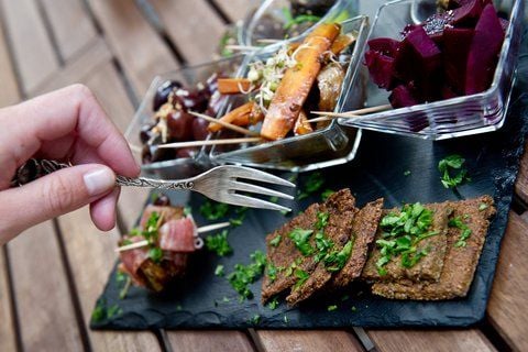 In Berlin Neukölln hat mit dem «Sauvage» (der/die «Wilde») das angeblich erste Restaurant in Europa eröffnet, das ausschließlich Gerichte anbietet, die es von den Zutaten her schon in der Steinzeit gegeben haben könnte. Nur der Kaffee, Elektro-Backofen und das Kochgeschirr sind neuzeitlich. (FOTO: DPA)