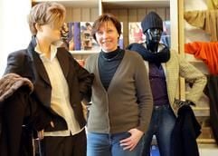 Die 16-malige Weltrekordlerin Marita Koch am Mittwoch (14.02.2007) in ihrem Modehaus in Rostock. Seit 21 Jahren hält die ehemalige Leichtathletin den Weltrekord über 400 Meter von 47,60 Sekunden. (Foto: dpa)