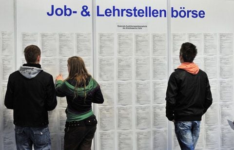 Berufseinsteiger informieren sich auf der Aus- und Weiterbildungsmesse an einer Job- und Lehrstellenbörse. (ARCHIVFOTO: DPA)