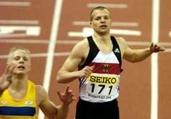 Tobias Unger (r) aus Kornwestheim läuft am Sonntag (07.03.2004) im 200m-Finale bei der Leichtathletik-Hallen-WM in der Budapester Sportarena neben dem Schweden Johan Wissman ins Ziel. (Foto: Arne Dedert, dpa)