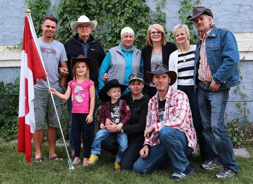 Beim Treff in Edmonton: hintere Reihe - Ronny Pach, Achim und Gudrun Keilitz, Jessica Naundorf, Annegret Schulze, Udo Schoeppe, vordere Reihe - Ronnys und Jessicas Kinder Jesse James und Jamie sowie Marko und Karin Woite (v.l.).
