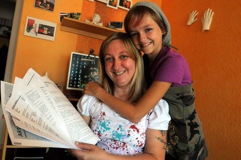 Jenny Franke und ihre Mutter Steffi sind gerührt über die vielen Zuschriften. (FOTO: PETER LISKER)
