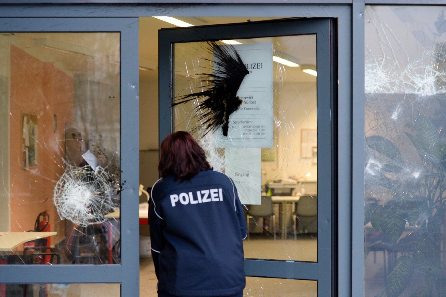 Die beschädigte Außenstelle der Polizei im Leipziger Stadtteil Connewitz.