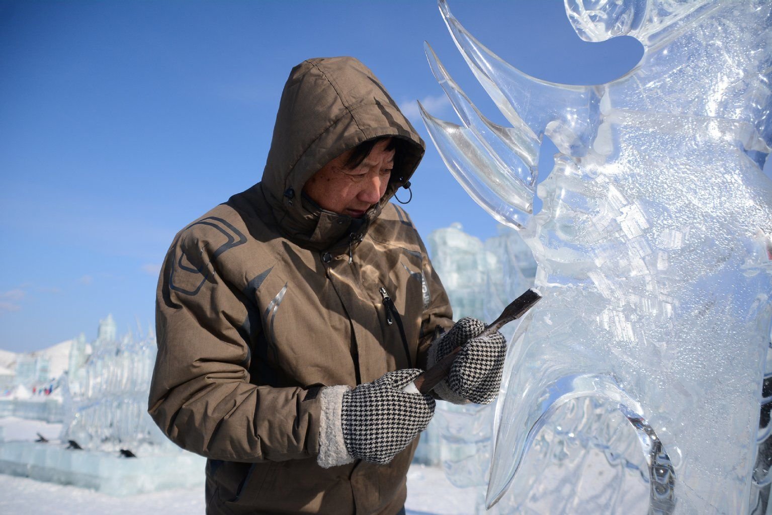 Eiskünstler Sun Mojie arbeitet nur mit dicken Handschuhen - kein Wunder bei einer Außentemperatur von minus 22 Grad.