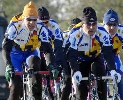 Die deutschen Radprofis Jens Voigt, Erik Zabel und Olaf Pollack (v.l.) fahren am Donnerstag (10.10.2002) in der Nähe der belgischen Kleinstadt Maasmechelen beim Training nebeneinander. Erik Zabel vom Team Telekom gilt als einer der Favoriten für den WM-Titel beim Straßenrennen am Sonntag (13.010.2002 in Zolder. dpa
