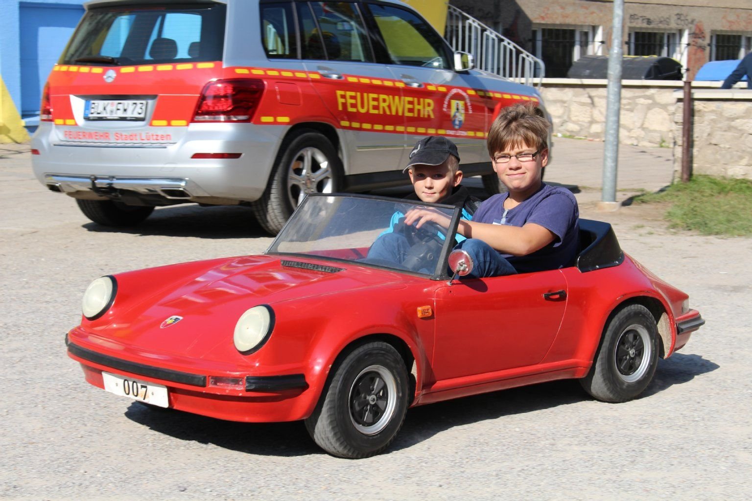 Florian Günther im kleinen roten Porsche.