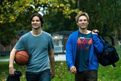 Vinz (Max Kidd, rechts) und Georg (Misel Maticevic) im Kinofilm «Hangtime». (FOTO: DPA)