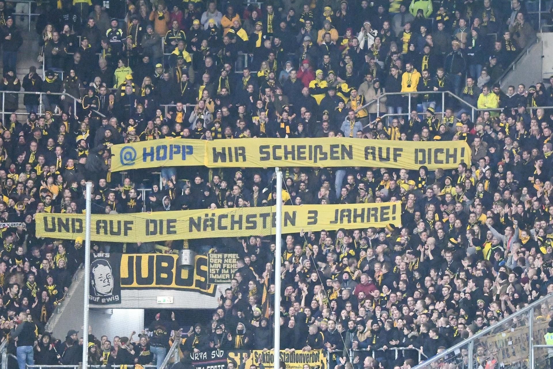 Immer wieder hatten Fans von Borussia Dortmund den Hoffenheimer Mäzen Dietmar Hopp mit Banner diskreditiert.