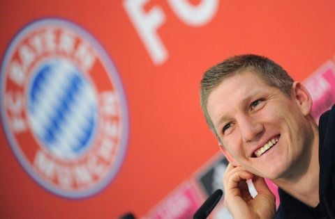 Bastian Schweinsteiger von Bayern München lächelt auf einer Pressekonferenz nach Spielende. Schweinsteiger erklärte, dass er seinen Vertrag beim FC Bayern um fünf Jahre bis 2016 verlängert hat. (FOTO: DPA)