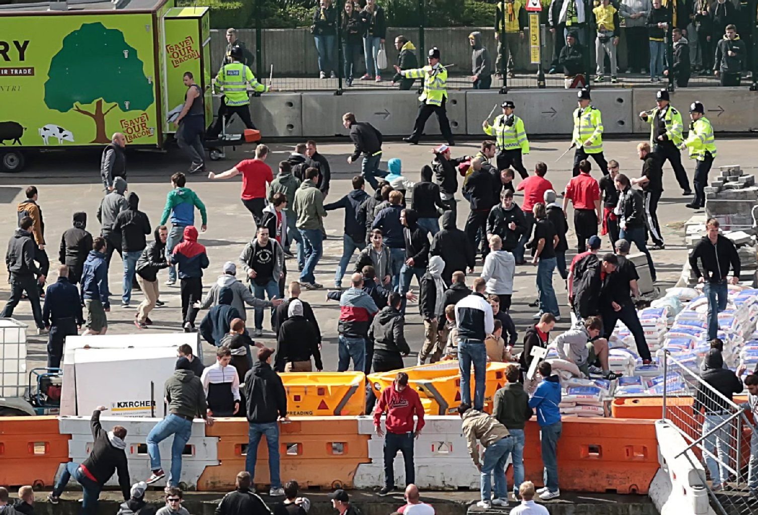 Borussia Dortmund und FC Bayern Fans geraten in London aneinander.