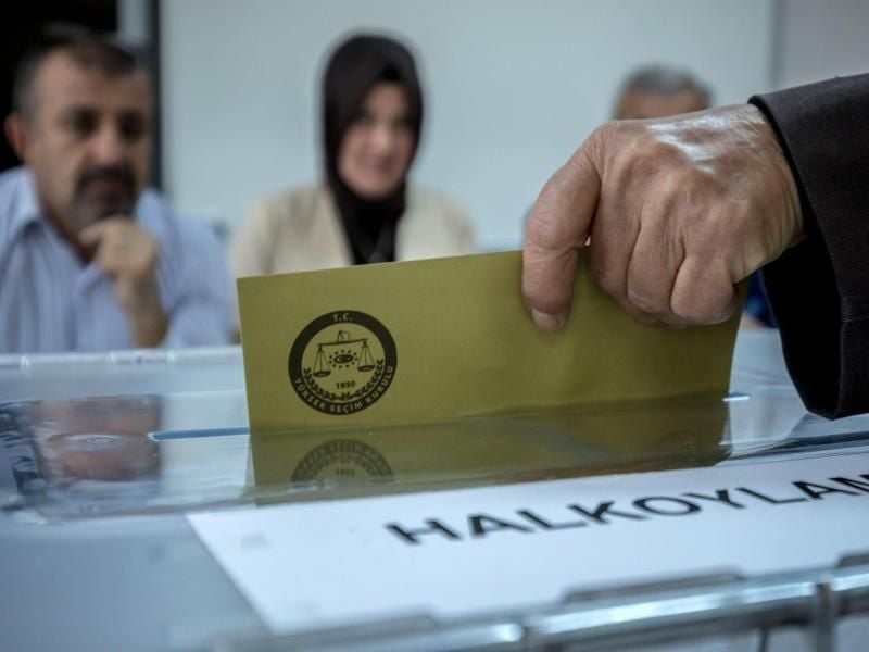 Ein Mann wirft in Istanbul seinen Stimmzettel in eine Wahlurne.