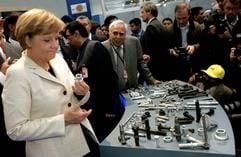 Beim Eröffnungsrundgang der Hannover Messe Industrie sieht sich Bundeskanzlerin Angela Merkel (CDU) am Montag (24. April 2006) in Hannover eine Schraube eines indischen Herstellers an. (Foto: dpa)
