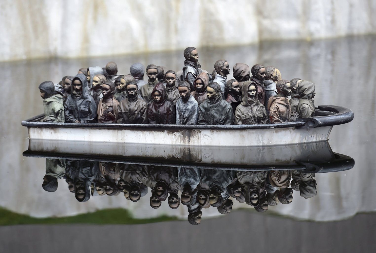 Etwa 50 weitere Künstler wie Damien Hirst und Jenny Holzer beteiligten sich am „Dismaland”, auch die Flüchtlingskrise wurde thematisiert.