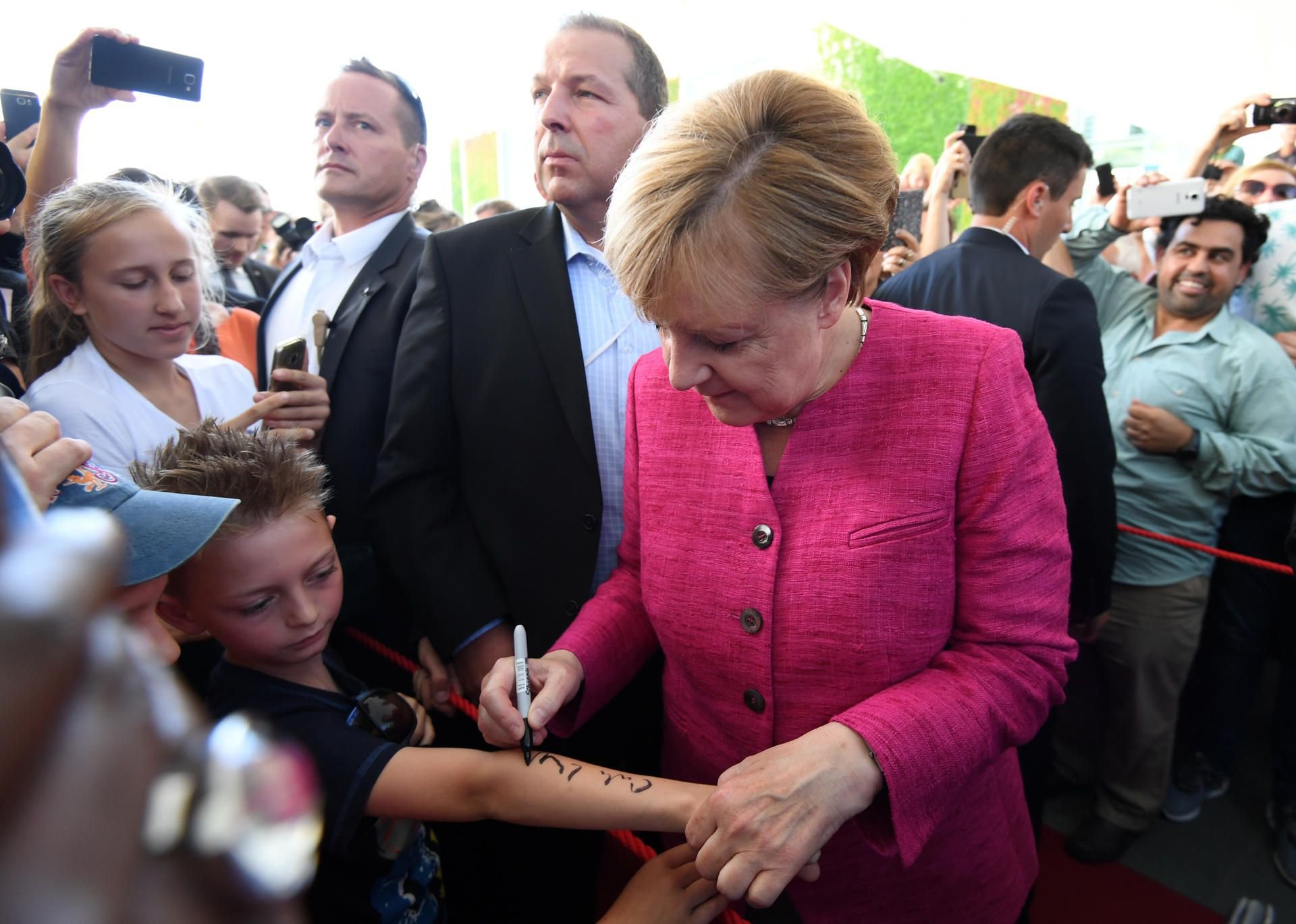 Die Bundeskanzlerin begrüßte ihre Besucher im Kanzleramt auch persönlich und gab Autogramme.