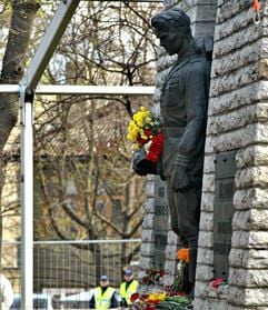 Arbeiter errichten vor der Demontage des sowjetischen Kriegerdenkmals in der estnischen Hauptstadt Tallinn ein Zelt über dem Denkmal. (Foto: dpa)