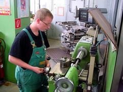 Ein Lehrling im Metallhandwerk arbeitet an einer Drehbank. Die Wirtschaft schlägt Alarm: Immermehr Berufsbewerbern fehlt die nötige Qualifikation und Reife. (Foto: dpa)