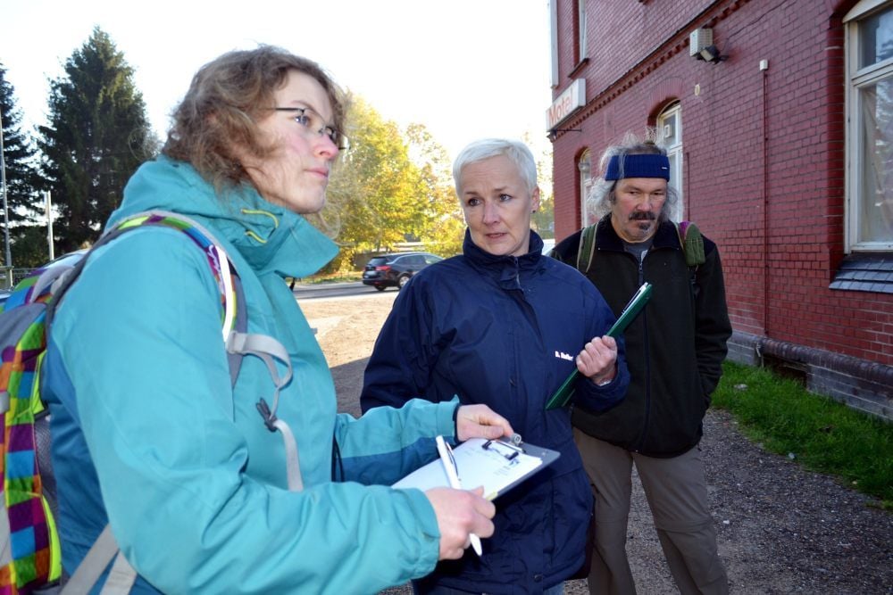 Julia Weier (von links), Dörte Ruffert und Harald Kötz hören sich die Sorgen von Hans-Joachim Harm und Jürgen Neumann an.