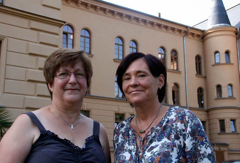 Nach 35 Dienstjahren übergibt Marita Wußmann (l.) auf eigenem Wunsch ihre Funktion an die bisherige Stellvertreterin Katrin Schäde.