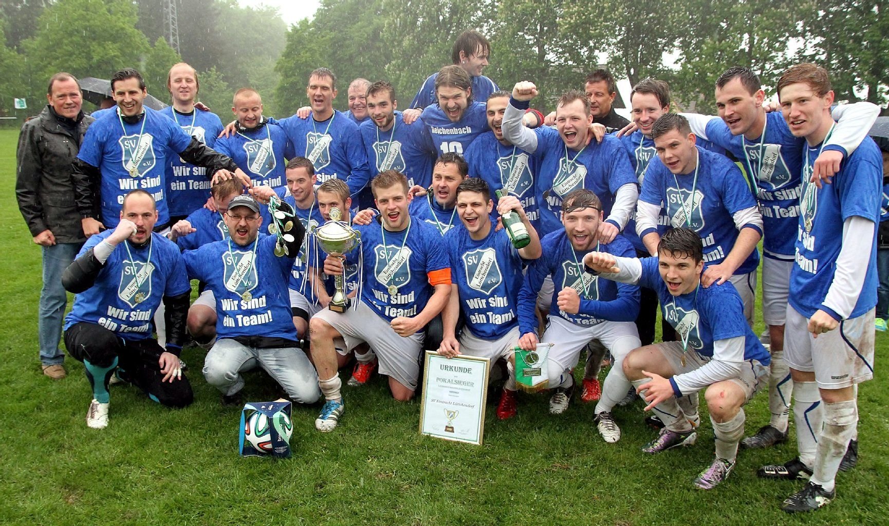 Große Freude herrschte bei Eintracht Lüttchendorf beim Pokalsieg 2014.
