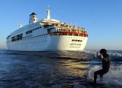 Wasserskiläufer Dirk Gion unterwegs mit rund 15 Knoten Geschwindigkeit (rund 28 km/h) hinter dem Kreuzfahrtschiff «MS Deutschland» auf der Ostsee auf dem Weg nach Kiel. (Foto: dpa)