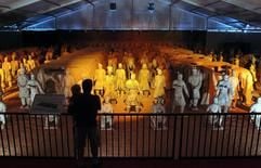 Nachbildungen der Terrakotta-Armee der Tonsoldaten des ersten Kaisers von China stehen im Nürnberger Museum Industriekultur (Foto vom 10.09.2004). Bereits 45000 Besucher haben die Ausstellung besucht. Doch nun ist ein Streit um die 160 originalgetreuen Terrakotta-Figuren entbrannt. Der Leipziger Kulturunternehmer Roland Freyer fordert, die Ausstellung wegen angeblicher Urheberrechtsverletzungen zu schließen. (Foto: dpa)