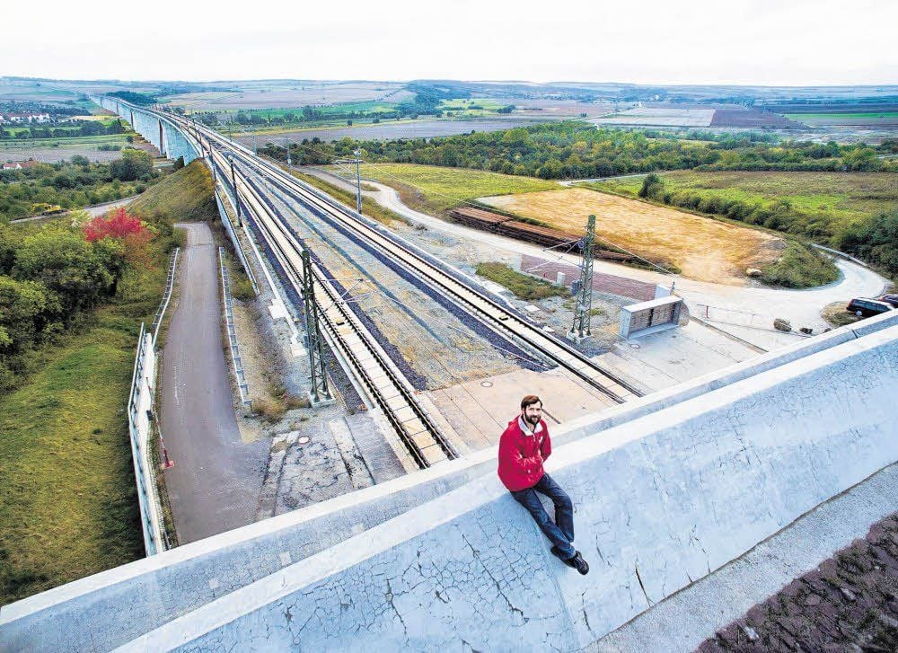 Seine Landschaft, seine Strecke: Iven Jede am Westportal des Osterberg-Tunnels, hinter sich die Trasse und das Unstruttal.