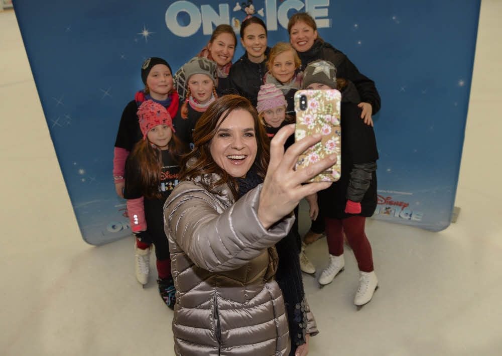 Ein Selfie mit dem Eiskunstlauf-Nachwuchs: Katarina Witt in Taucha