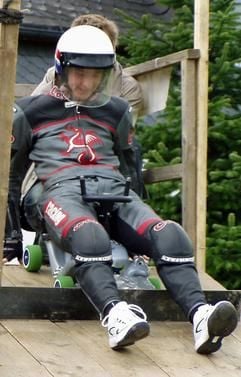 Das Foto zeigt Raimond Oppel aus Coburg bei einem Bobby-Car-Rennen in Rüsswiel in Baden-Württemberg. Der 32-jährige Coburger ist Weltmeister im Bobby-Car-Fahren. (Foto: dpa)
